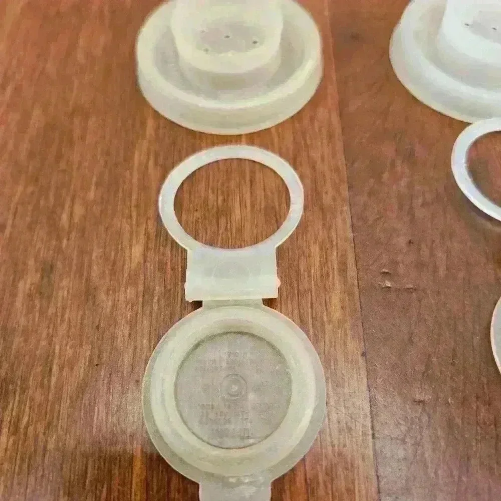 Tupperware Mini Salt & Pepper Shakers Yellow Blue USA Vtg  101-11 & 101-12 - Picture 10 of 11